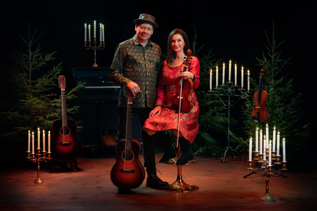 Västanå Jul - Magnus och Sophia Stinnerbom med vänner