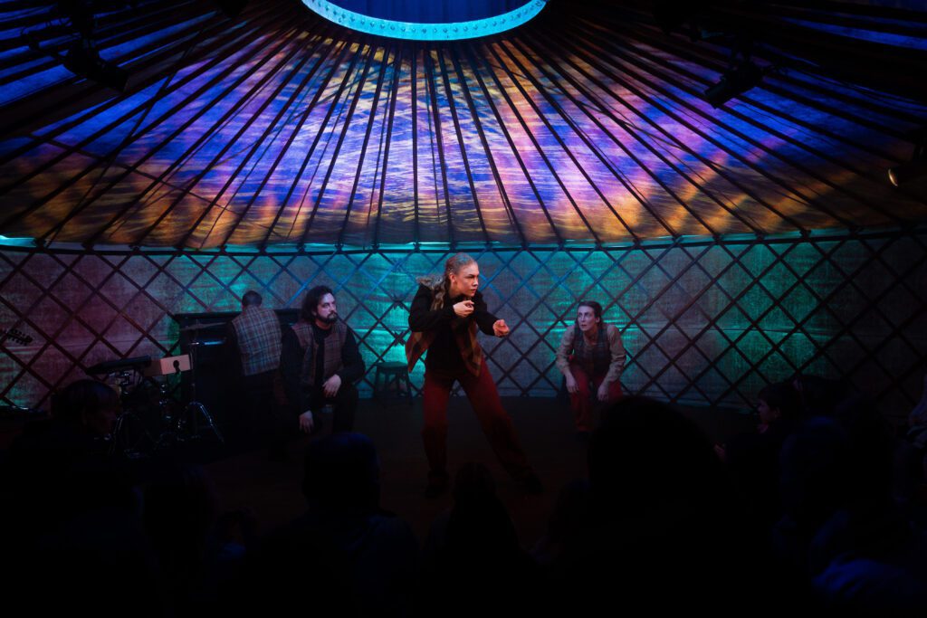 Niklas Ejnar, Edith Nilsson och Hanna Kulle i När djuren kunde tala.