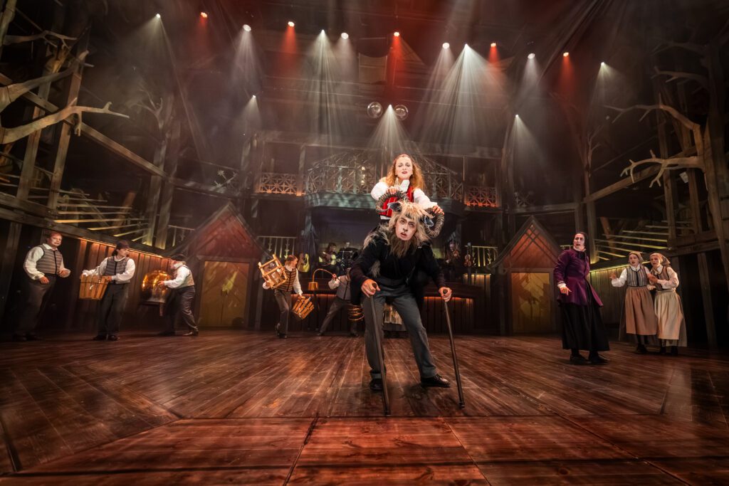 Scenbild på skådespelare som gestaltar en berusad getabock med flickan Maja Lisa på ryggen