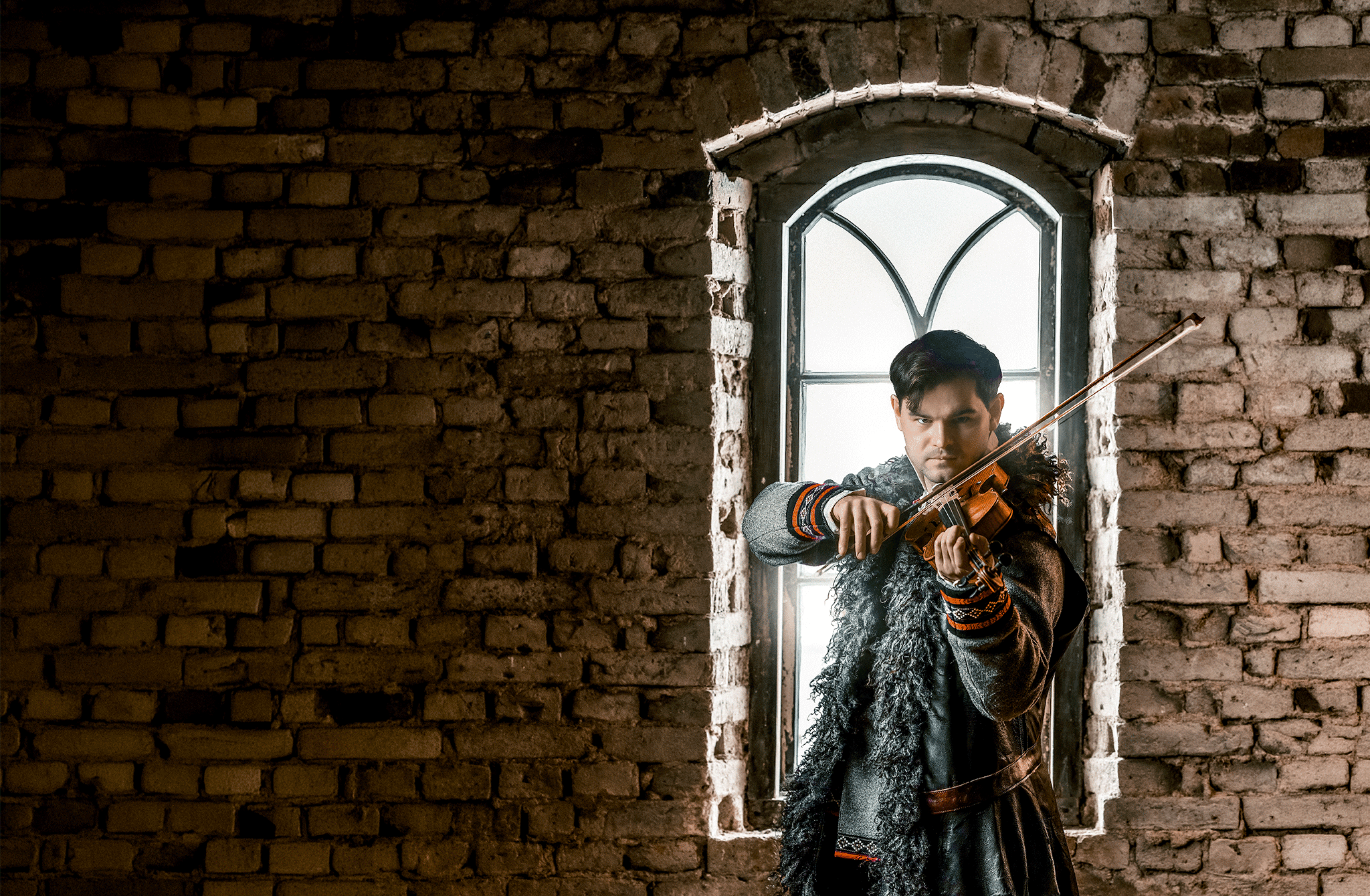 Teatern Liljecronas hem, efter Selma Lagerlöfs roman, 2026, Västanå Musik & Teater, Sunne, Värmland. En man som spelar fiol.