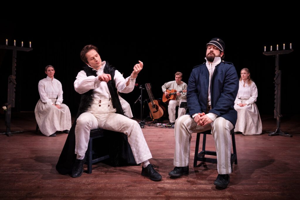 Västanå Musik & Teaters föreställning Tiggarfolk & Herrskap, med skådespelarna Hanna Kulle, Daniel Lindman Agorander, Niklas Ejnar och Edith Nilsson. Musikern Felix Norin med gitarr.