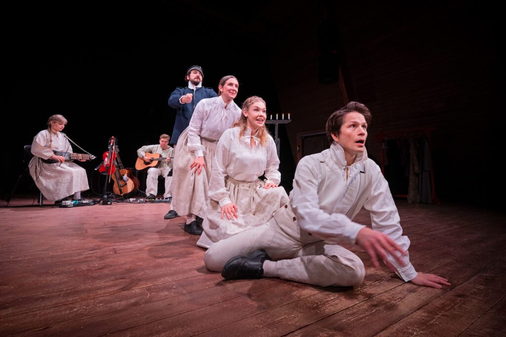 Skådespelarna Daniel Lindman Agorander, Edith Nilsson, Hanna Kulle och Niklas Ejnar i föreställningen Tiggarfolk & Herrskap. Anna Karlsson med nyckelharpa och Felix Felix Norin med gitarr.