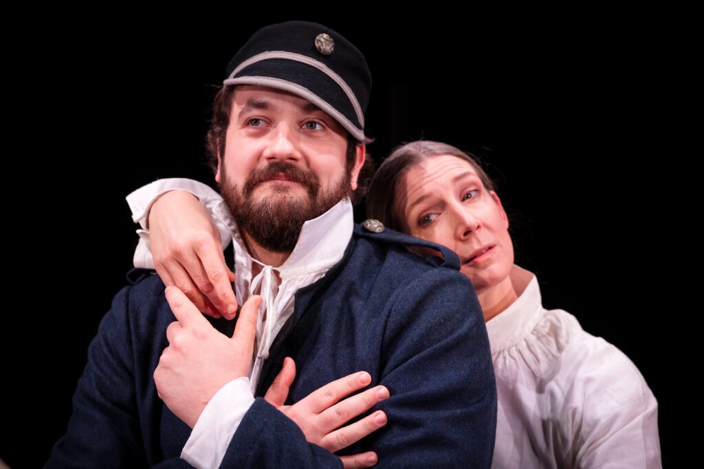 Skådespelarna Hanna Kulle och Niklas Ejnar i Västanå Musik & Teaters föreställning Tiggarfolk & Herrskap.