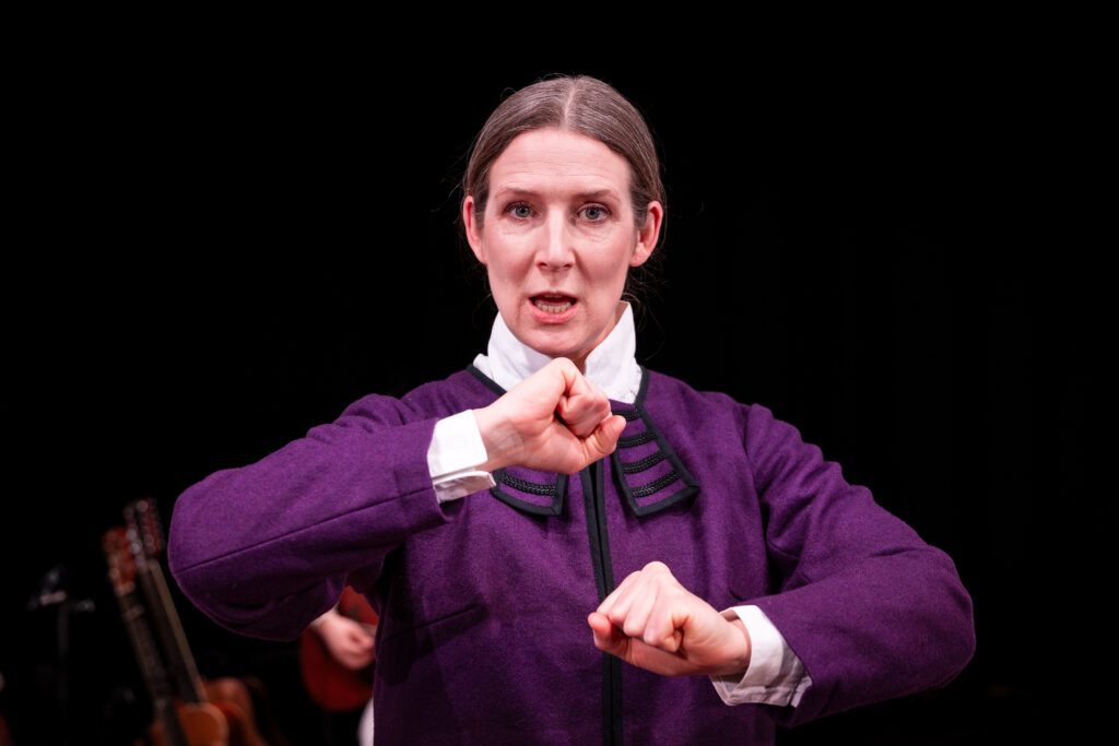 Skådespelaren Hanna Kulle i Västanå Musik & Teaters föreställning Tiggarfolk & Herrskap.