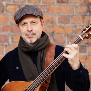 Esbjörn Hazelius med gitarr