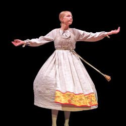 kultursommarjobb Unga Västanå, flicka i ljus klänning med förkläde som dansar