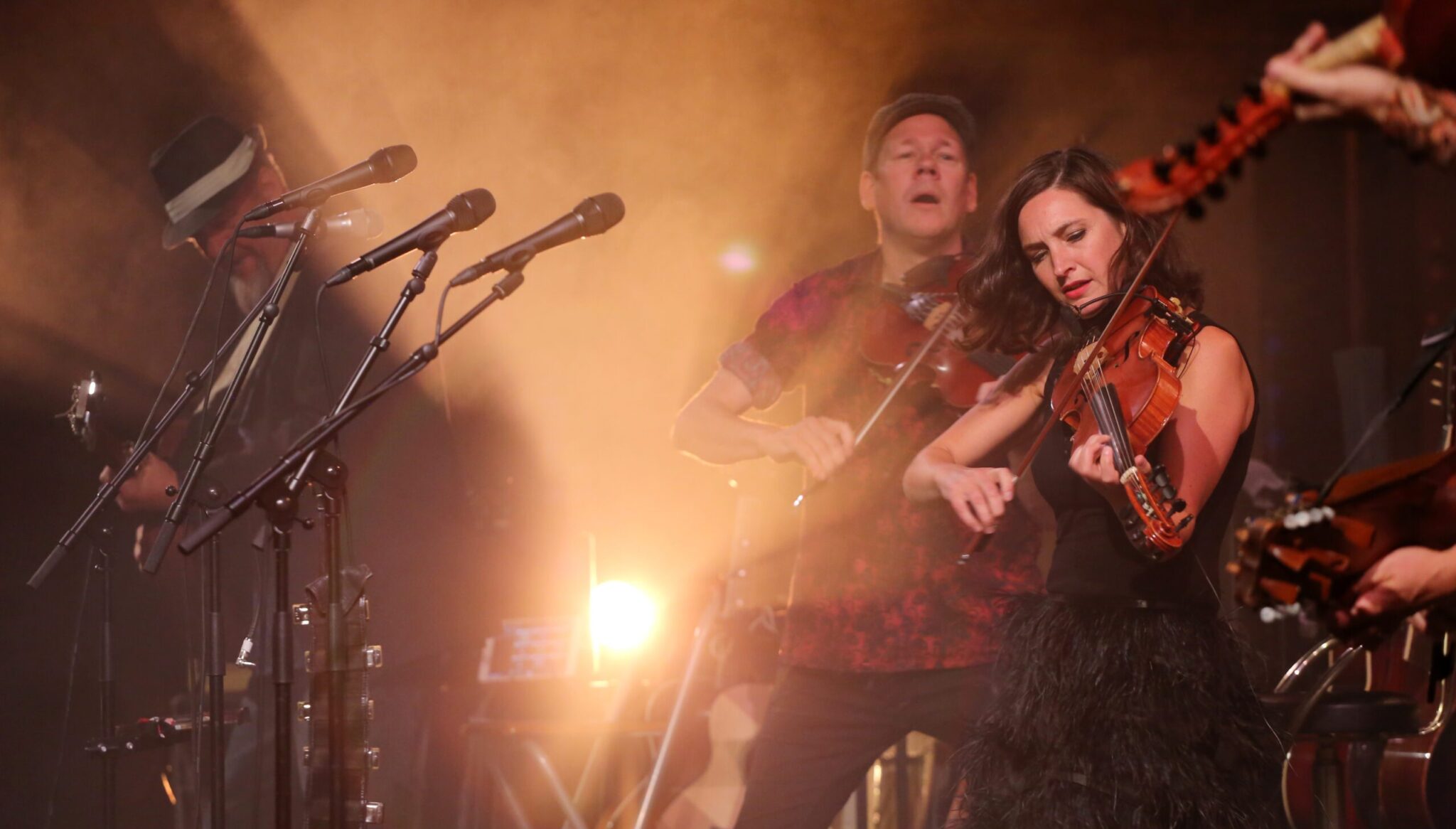 Kompositör Magnus Stinnerbom, spelar fiol, och kapellmästare Sophia Stinnerbom spelar fiol. Västanå Sessions, Västanå Musik & Teater, Sunne, Värmland